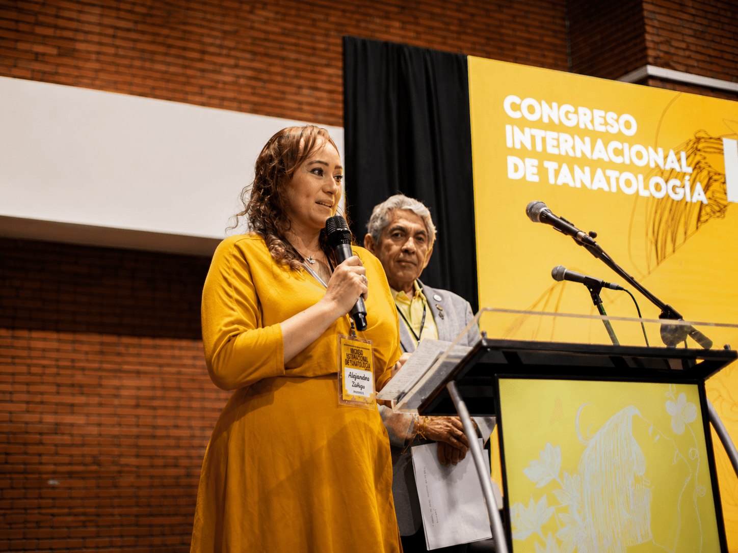 Alejandra Zúñiga en el Congreso Internacional de Tanatología