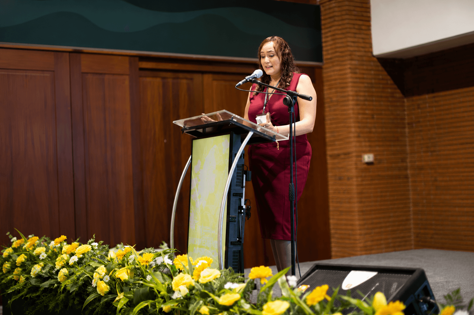 Alejandra Zúñiga impartiendo una conferencia