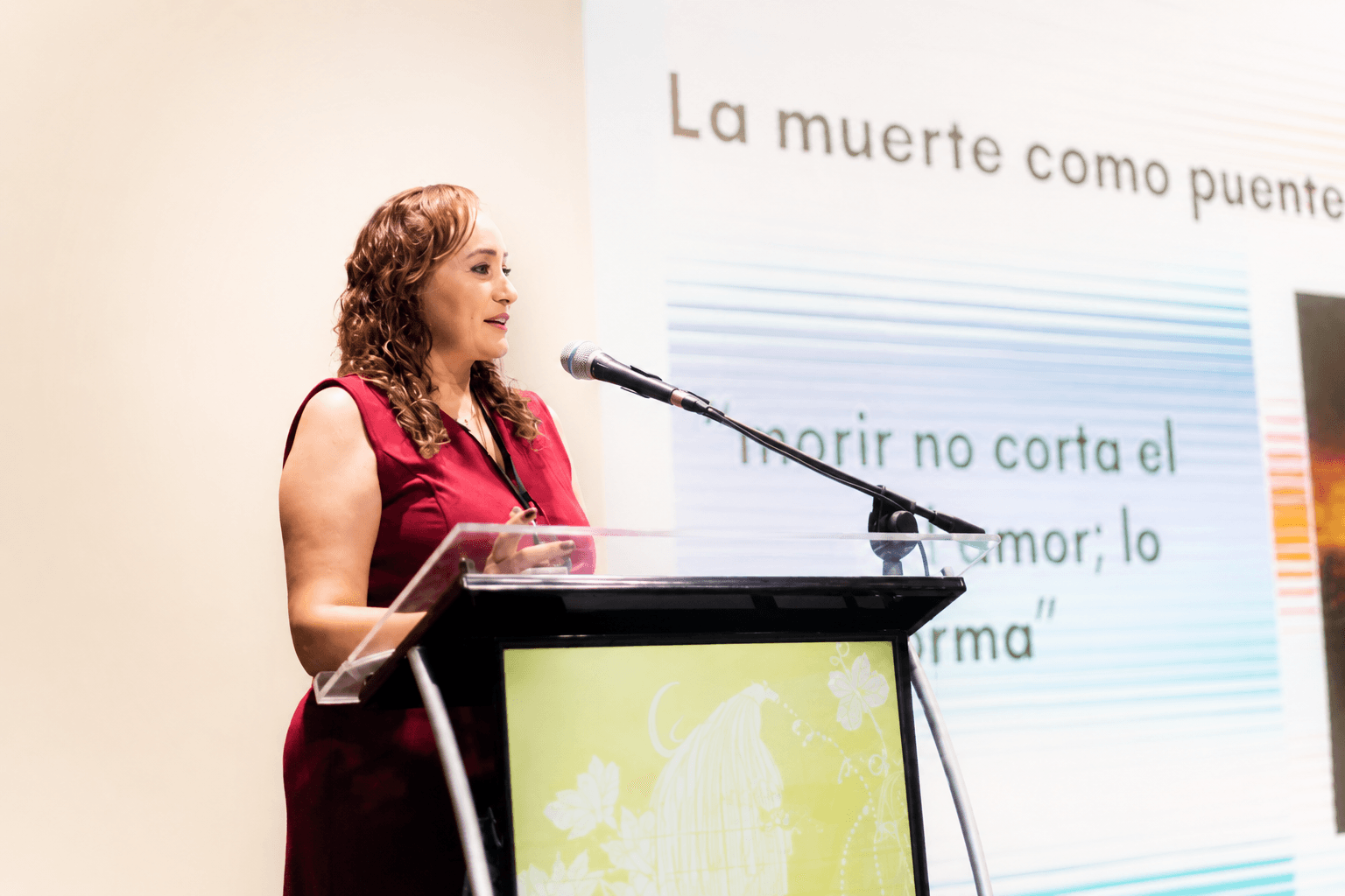 Alejandra Zúñiga durante una conferencia